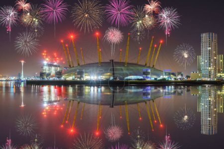 Téléchargez les photos : LONDRES, ANGLETERRE - 31 DÉCEMBRE 2015 : O2 Arena avec feux d'artifice, célébration du Nouvel An à Londres, Royaume-Uni - en image libre de droit