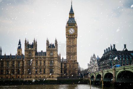 Foto de Big Ben y Westminster en un frío día de invierno con nieve cayendo, Londres, Reino Unido - Imagen libre de derechos