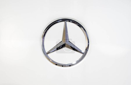 Foto de MILTON KEYNES, INGLATERRA - 23 de agosto de 2016. Mercedes Benz Sign Close Up. Fundada en 1926 es un fabricante alemán de automóviles de lujo - Imagen libre de derechos