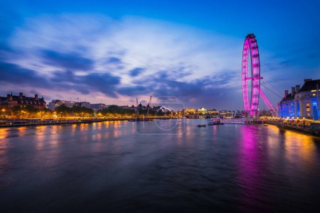 Téléchargez les photos : Londres, Angleterre - Août 2022 : London Eye and Sea Life sur la rive sud de la Tamise - en image libre de droit