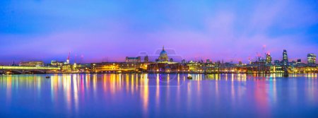 Téléchargez les photos : Panorama d'horizon coloré de Londres surplombant le dôme de la cathédrale Saint-Paul - en image libre de droit
