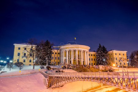 Foto de KIEV, UCRANIA-23 / 02 / 2018: Palacio de Octubre por la noche. El Palacio de Octubre es un centro de artes escénicas en Kiev, Ucrania. Es oficialmente conocido como el Centro Internacional de Cultura y Artes - Imagen libre de derechos