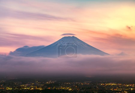 Foto de Monte Fuji al atardecer. Monumento histórico de Japón - Imagen libre de derechos