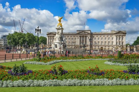 Téléchargez les photos : Buckingham Palace avec un beau ciel bleu, Royaume-Uni - en image libre de droit