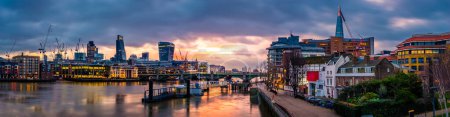Foto de Panorama del skyline londinense incluyendo London Bridge y rascacielos en el distrito financiero - Imagen libre de derechos