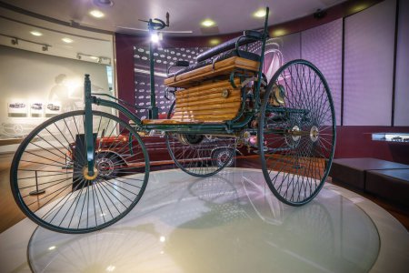 Foto de WEYBRIDGE, INGLATERRA-MARZO 1, 2017: El primer automóvil verdadero del mundo impulsado por un motor de combustión diseñado por Karl Benz en Mannheim en 1885. Se le concedió una patente para "Benz Patent Motorwagen." - Imagen libre de derechos