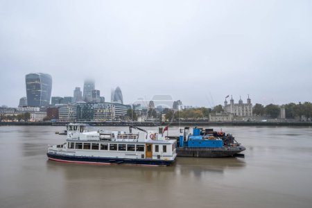 Téléchargez les photos : Quartier financier par jour nuageux d'automne à Londres - en image libre de droit