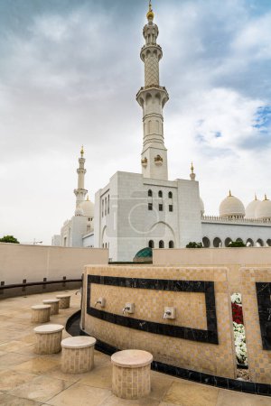 Téléchargez les photos : Aire de lavage des pieds à la Grande Mosquée Sheikh Zayed à Abu-Dhabi, EAU - en image libre de droit