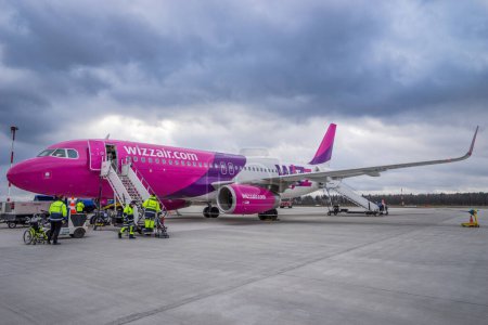 Téléchargez les photos : POLOGNE, SZCZECIN - FÉVRIER 2016. Avion Airbus A320 de la compagnie aérienne Wizzair inspecté à l'aéroport de Szczecin Goleniow - en image libre de droit