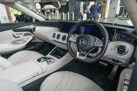 Foto de MILTON KEYNES, INGLATERRA - 26 de julio de 2016. Vista interior del modelo Mercedes Benz 2016 E Class Cabriolet en la sede de Mercedes-Benz - Imagen libre de derechos