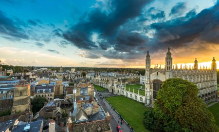 Téléchargez les photos : Panorama de Cambridge avec magnifique coucher de soleil, Royaume-Uni - en image libre de droit