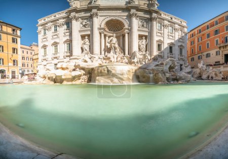 Téléchargez les photos : Fontana di Trevi fisheye vue à Rome. Italie - en image libre de droit