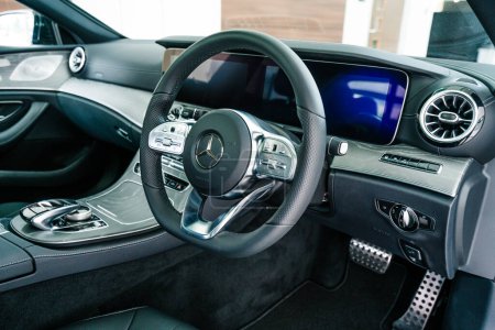 Foto de Milton Keynes, Inglaterra, abril de 2018: Interior del modelo Mercedes Benz CLS 2018 con tecnología EQ Boost - Imagen libre de derechos