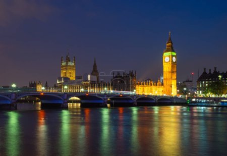 Foto de Big Ben en Londres iluminado por la noche. Inglaterra - Imagen libre de derechos