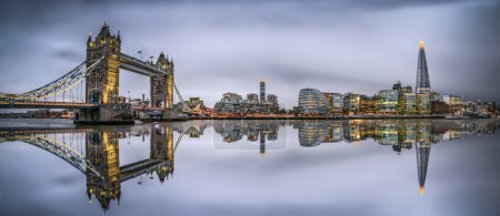 Panorama der Tower Bridge in London bei bewölktem Tag