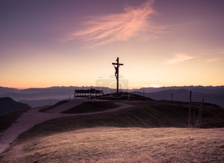 Téléchargez les photos : Jésus-Christ sur la Croix au coucher du soleil. Vallée de Seceda, Dolomites. Italie - en image libre de droit