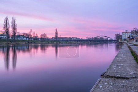 Foto de Vista del río Warta y el puente ferroviario al amanecer en Gorzow, Polonia - Imagen libre de derechos