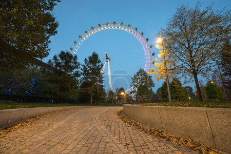 Téléchargez les photos : LONDRES, ANGLETERRE - OCTOBRE 2015. London Eye à l'aube - en image libre de droit