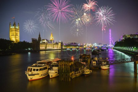Foto de Big Ben y Westminster Bridge en la noche con fuegos artificiales, celebración del Año Nuevo en Londres, Reino Unido - Imagen libre de derechos