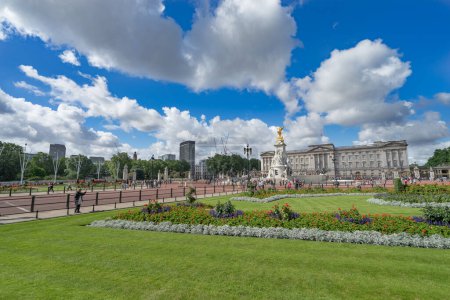 Téléchargez les photos : Buckingham Palace à Londres par une journée ensoleillée d'été - en image libre de droit
