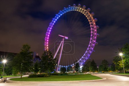 Téléchargez les photos : LONDRES, ANGLETERRE - 26 JUIN 2016. London Eye avant le lever du soleil aux couleurs arc-en-ciel au festival Pride Parade - en image libre de droit