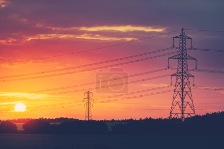 Téléchargez les photos : Tours de transmission électrique au coucher du soleil - en image libre de droit