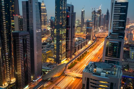 Foto de Distrito financiero de Dubai iluminado al atardecer, Emiratos Árabes Unidos - Imagen libre de derechos