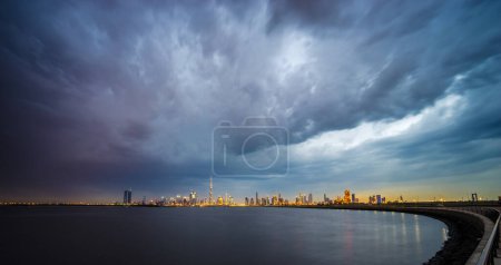Téléchargez les photos : Skyline nuageux heure bleue de Dubaï - en image libre de droit