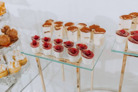 Foto de Barra de caramelo con diferentes dulces sobre mesa blanca sobre fondo borroso - Imagen libre de derechos