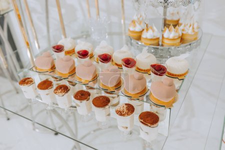 Foto de Barra de caramelo con diferentes dulces sobre mesa blanca sobre fondo borroso - Imagen libre de derechos
