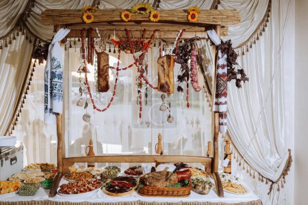 Téléchargez les photos : Table cosaque dans les meilleurs restaurants. Table de fête au mariage. Cuisine nationale ukrainienne. Graisse, saucisses, alcool. Restauration. - en image libre de droit
