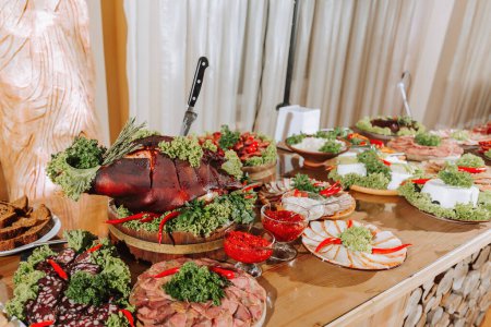 Téléchargez les photos : Table cosaque dans les meilleurs restaurants. Table de fête au mariage. Cuisine nationale ukrainienne. Graisse, saucisses, alcool. Restauration. - en image libre de droit