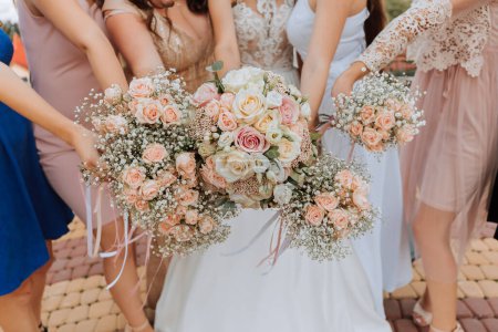 Hochzeitsblumen, Braut und Brautjungfern mit ihren Blumensträußen am Hochzeitstag. Glückliches Hochzeitskonzept
