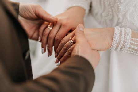 Téléchargez les photos : Photo recadrée de la mariée et du marié tenant la main. L'accent sur les mains. - en image libre de droit