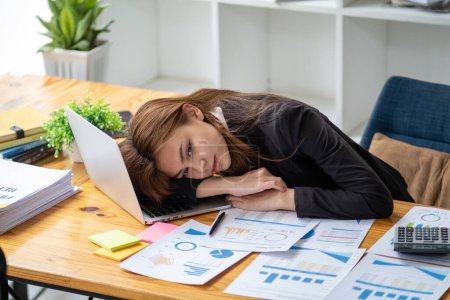 Téléchargez les photos : Tired bored exhausted stressed fatigue overwork businesswoman sleeping on tale in office, Burn out saleswoman sleeping in office - en image libre de droit