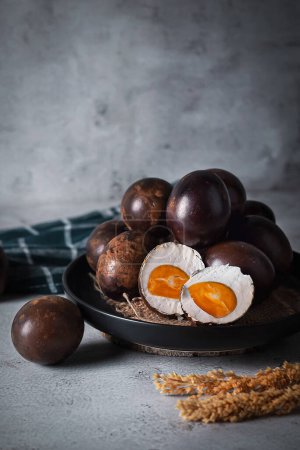 geräucherte Enteneier, traditionelle indonesische Küche, gegrillte Eier.