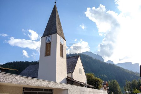 Téléchargez les photos : Corvara - Août 2020 : l'Eglise au centre de la ville - en image libre de droit