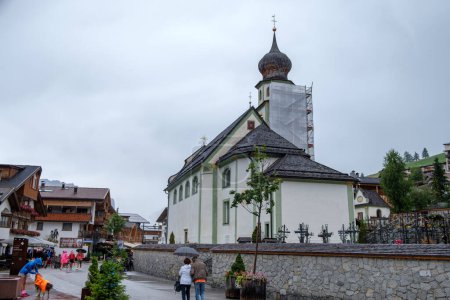 Foto de Iglesia en el centro de San Cassiano, Dolomitas - Imagen libre de derechos