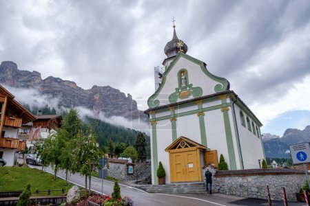 Foto de Iglesia en el centro de San Cassiano, Dolomitas - Imagen libre de derechos