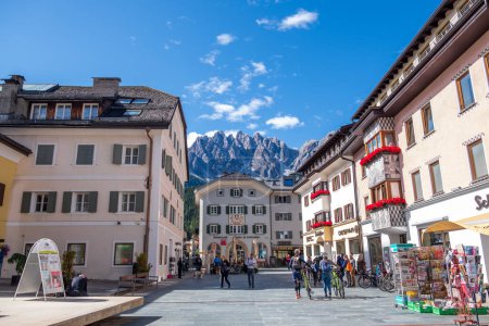 Téléchargez les photos : Vue de San Candido (Innichen) avec la montagne Baranci dans les Dolomites, Tyrol du Sud, Italie - en image libre de droit