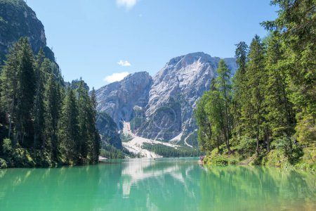Foto de Lago Braies (también conocido como Pragser Wildsee o Lago di Braies) en las montañas Dolomitas, Sudtirol, Italia. Lugar romántico con botes típicos de madera en el lago alpino. Senderismo viajes y aventura. - Imagen libre de derechos