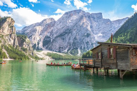 Foto de Lago Braies (también conocido como Pragser Wildsee o Lago di Braies) en las montañas Dolomitas, Sudtirol, Italia. Lugar romántico con botes típicos de madera en el lago alpino. Senderismo viajes y aventura. - Imagen libre de derechos