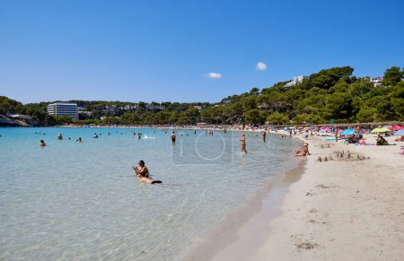Téléchargez les photos : Paysage avec plage de Cala Galdana, île de Minorque, Espagne, été - en image libre de droit
