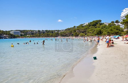 Téléchargez les photos : Paysage avec plage de Cala Galdana, île de Minorque, Espagne, été - en image libre de droit
