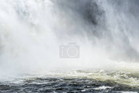 Foto de Cascada de Tannforsen en verano. Tannforsen es la cascada más grande de Suecia. La cascada de Tannforsen es parte del río Indalsalven, uno de los cursos de agua más grandes de Suecia que envía volúmenes de agua de montaña al Mar Báltico.. - Imagen libre de derechos