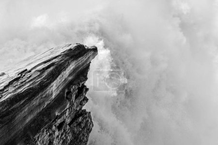 Foto de Cascada y una roca en el agua. La cascada es Tannforsen que es la cascada más grande de Suecia. La cascada de Tannforsen es parte del río Indalsalven. La foto fue tomada en julio de 2023. - Imagen libre de derechos