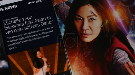 Téléchargez les photos : Première Asiatique à recevoir un Oscar en tant que meilleure actrice, Michelle Yeoh écrit l'histoire. - en image libre de droit