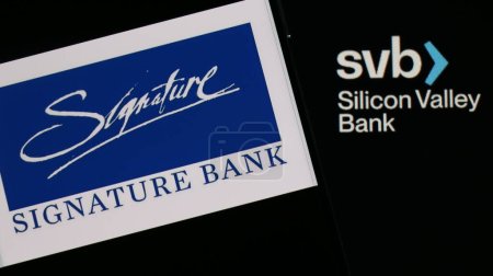 Foto de Logo Signature Bank con Silicon Valley Bank (logotipo SVB) en segundo plano. - Imagen libre de derechos