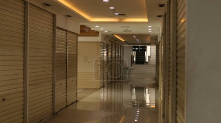 Téléchargez les photos : Vide abandonné espace de magasin et couloirs dans l'habitude d'être si bondé centre commercial. Orion - Mangga Dua - en image libre de droit