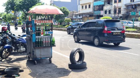 Téléchargez les photos : Vendeur de rue vendant du carburant pertalite (bensin eceran). - en image libre de droit